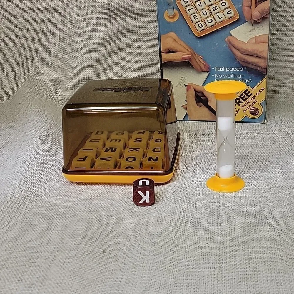 BOGGLE 3 minute word game parker brothers ( 1983 ) edition‎ complete. Red Boggle